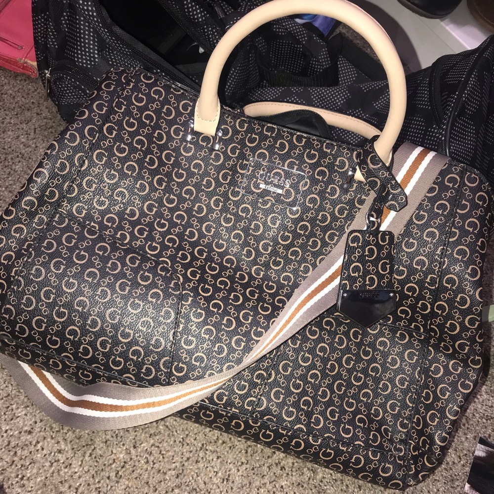 Guess tote!